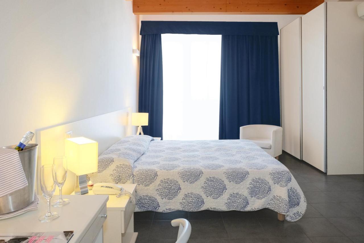 Hotel Manila Лідо-ді-Єзоло Номер фото